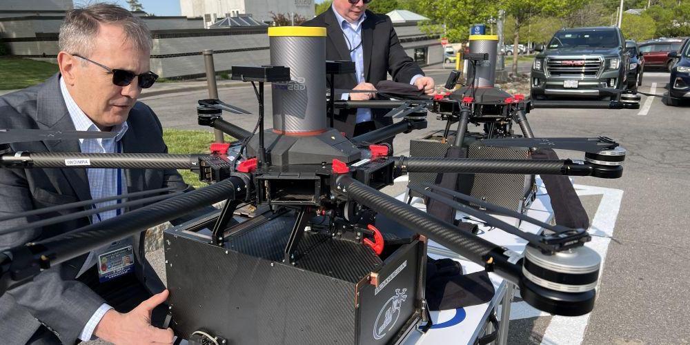Steve Roberts, 推荐最近最火的赌博软件’s director of autonomous machines, inspects one of the drones. Photo by Darryl Geddes